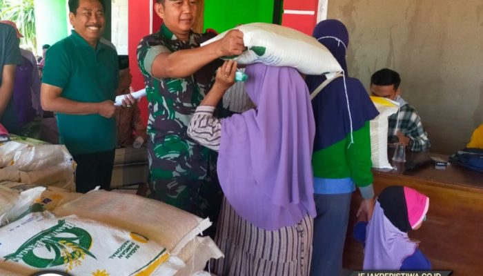 Babinsa Posramil 0822/12 Sumber Wringin Melakukan Pendampingan Penyaluran Bahan Pangan Dari BPN