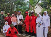 Cegah Penyebaran Demam Berdarah, Serka Usman Babinsa Koramil Sukosari Dampingi Kegiatan Fogging