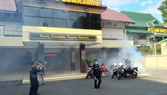 Sidokkes Polres Lumajang Lakukan Fooging Cegah DBD