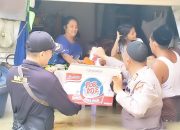 Polres Sampang Berbagi Sembako untuk Warga Terdampak Banjir