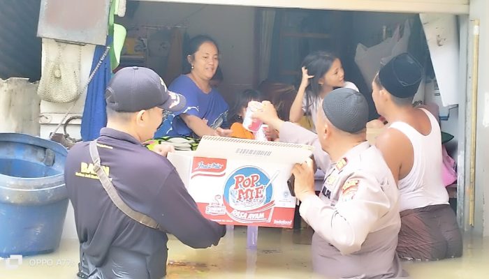 Polres Sampang Berbagi Sembako untuk Warga Terdampak Banjir