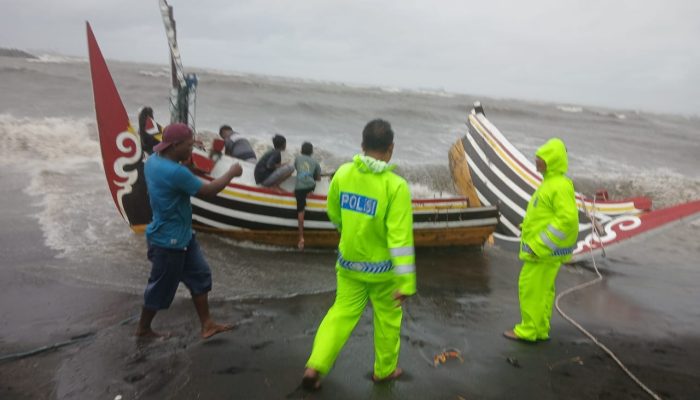 Satpolairud Berhasil Selamatkan Nelayan Korban Kapal Karam di Perairan Situbondo