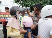 Beri Helm Gratis Pengendara di Operasi Keselamatan Semeru 2024, Polres Ponorogo Ajak Warga Tertib Lalin
