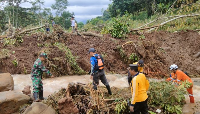 Sinergitas Tiga Pilar Bersihkan Material Longsor di Jombang, Sungai Kali Maling Kembali Mengalir