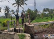 Antisipasi Masalah Pertanian, Babinsa Koramil Grujugan Cek Pintu Air Irigasi