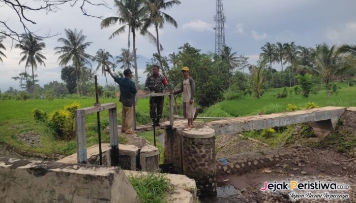 Antisipasi Masalah Pertanian, Babinsa Koramil Grujugan Cek Pintu Air Irigasi