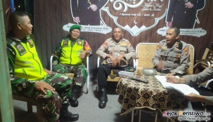 Anggota Kodim 0822 Bondowoso Melaksanakan Penjagaan di Pos Kota Pelayanan Operasi Ketupat