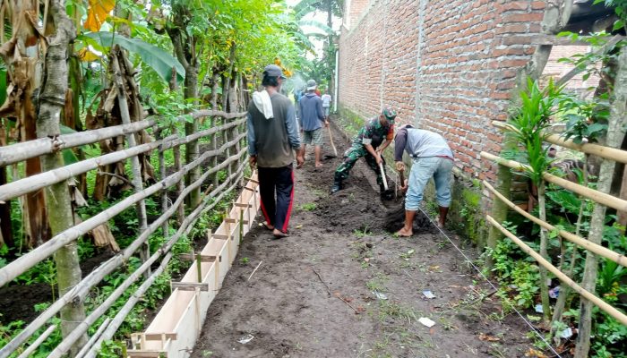 Ciptakan Lingkungan Rapi dan Terawat, Babinsa 0822/14 Ajak Masyarakat Gelar Karya Bakti