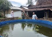 Serda Nuryoko bersama PPL dalam giat pendampingan Hanpangan Budidaya Ikan Lele dengan sistem Bio Flog