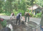 Kebersamaan Babinsa Bersama Warga Laksanakan Karya Bakti Bangun Jalan Desa