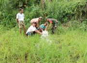 Babinsa 0822/14 Yang Selalu Bantu Petani Atasi Kekeringan Tanah