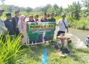 Babinsa Koramil Grujugan Damping Petani Lakukan Pompanisasi Lahan Pertanian