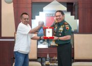 Mayjen TNI Rafael Terima Penghargaan Prapanca Award dari PWI Jatim