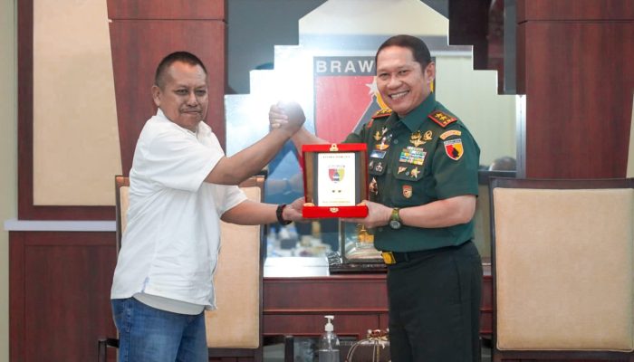 Mayjen TNI Rafael Terima Penghargaan Prapanca Award dari PWI Jatim