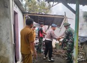 Personil Polsek Cermee Bersama TNI berjibaku Memadamkan Api Dalam Kebakaran Rumah di Desa Suling Kulon