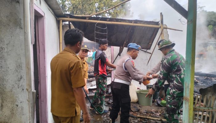 Personil Polsek Cermee Bersama TNI berjibaku Memadamkan Api Dalam Kebakaran Rumah di Desa Suling Kulon