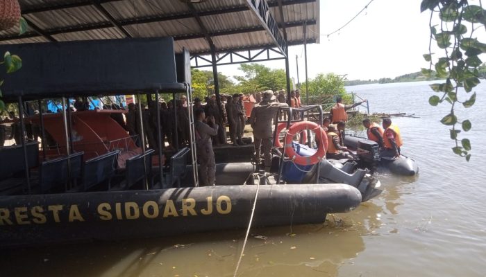 Satuan Brimob Polda Jatim Gelar Lantihan SAR Perkuat Kemampuan Pertolongan di Perairan