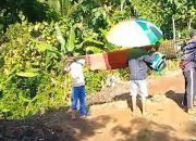 Kondisi Akses Jalan Buruk, Warga Cipetir Terpaksa Ditandu ke RSUD Pameungpeuk