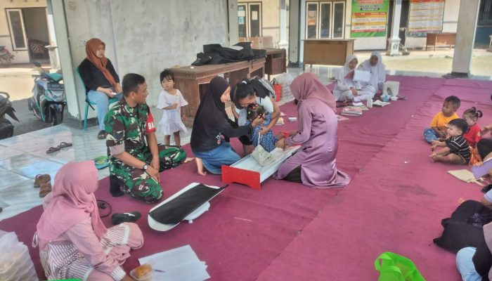 Babinsa Desa Sumberanyar Dampingi Posyandu Balita