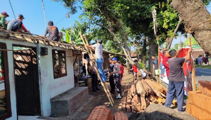 Sambut Hari Bhayangkara ke-78, Polres Jember Lakukan Aksi Sosial Bedah Rumah