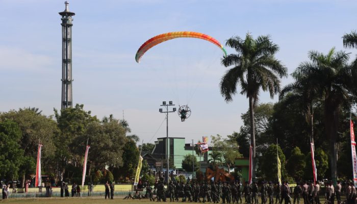 Anggota Polres Bondowoso Menghiasi Langit Biru di HUT Bhayangkara ke-78.