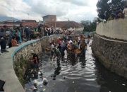 Memperingati Hari Lingkungan Hidup Sedunia PJ Bupati Bersih Bersih Sungai Cikendi Bersama Forkomda