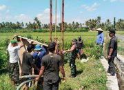 Babinsa Bantu Pasang Mesin Pengeboran di Desa Cindogo