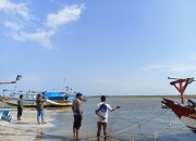 Nahas..!! Dua Perahu Nelayan Terhantam Ombak di Pantai Cipunaga Garut