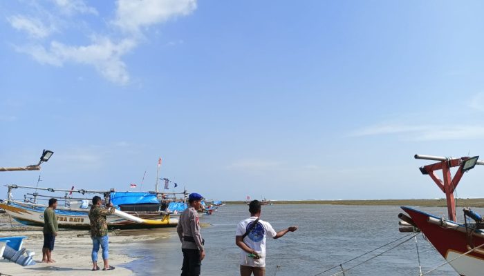 Nahas..!! Dua Perahu Nelayan Terhantam Ombak di Pantai Cipunaga Garut