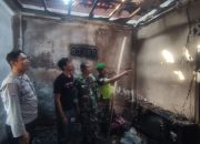 Kebakaran Rumah di Desa Gunung Anyar, Babinsa Tanggap Cepat Padamkan Api