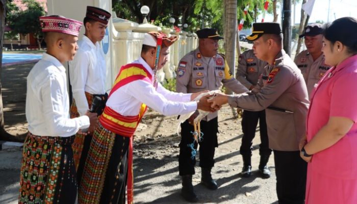 Ritual Kepok Curu dan Tradisi Pedang Pora Warnai Penyambutan Kapolres Baru di Labuan Bajo