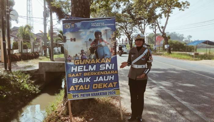 Satgas Operasi Patuh Polres Pringsewu Pasang Banner Himbauan di Sejumlah Titik Jalan