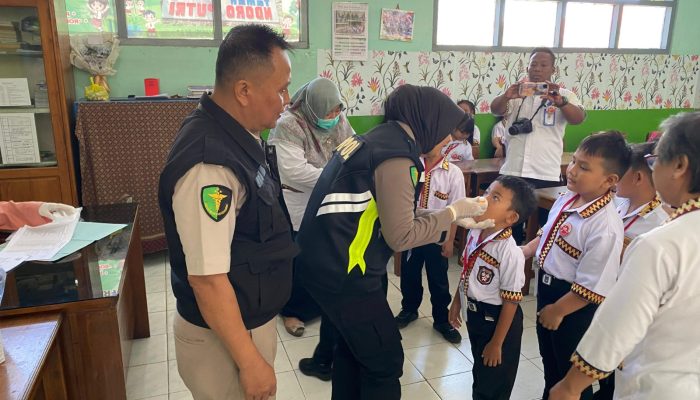 Pekan Imunisasi Nasional Polio 2024: Dokkes Polres Pringsewu dan Puskesmas Berikan Vaksin di TK dan SD