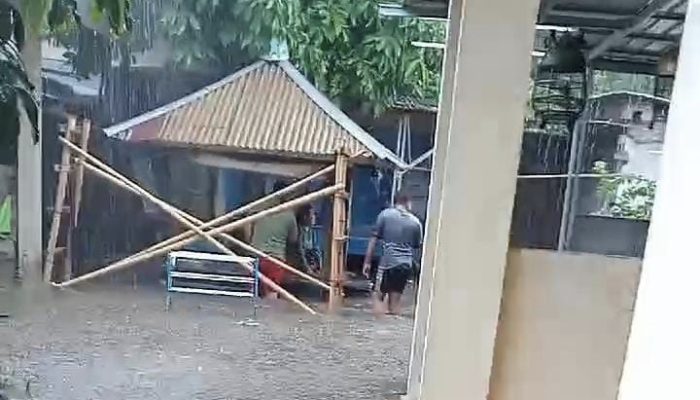 Akibat Hujan Lebat di Mataram Mahasiswa Manggarai Barat Tempat Kosnya Terendam Banjir