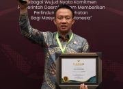 Pj.Bupati Pringsewu Terima Penghargaan Universal Health Coverage 2024