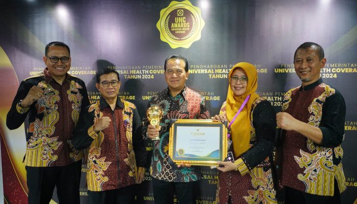 Kota Probolinggo Terima Penghargaan UHC Award Kategori Utama