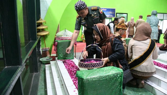 Dalam Ziarah Makam Ki Ronggo Pada Kirab HARJABO ke-205, Ini Pesan Dandim