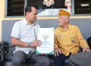 Jenguk Veteran Sakit, Nurkholis Bawa Tim Medis dan Serahkan Bingkisan