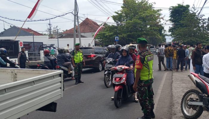 Pastikan Pilkada Berjalan Aman, Babinsa 0822/01 Lakukan Pam Pengamanan Di KPU