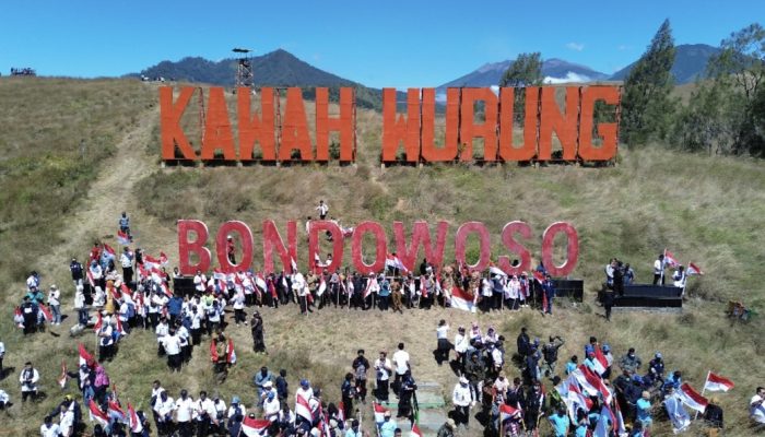 Kawah Wurung Bondowoso Menjadi Lautan Bendera Merah Putih Yang Berkibar
