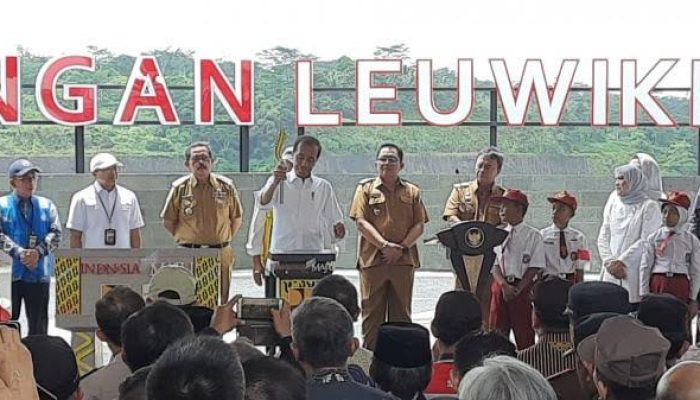 Presiden Joko Widodo Didampingi Ibu Iriana Meresmikan Bendungan Leuwikeris di Kabupaten Tasikmalaya