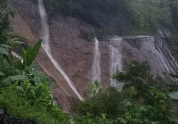 Hujan Deras Akibatkan Longsor 25 Meter dan Mengakibatkan jalan Raya Bendu Putus Total Tidak Bisa Dilewati Kendaraan