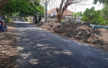 Akibat Tumpukan Material Pasir “Telah Terjadi Laka Tunggal” ( Mengancam Keselamatan Pengguna Jalan)