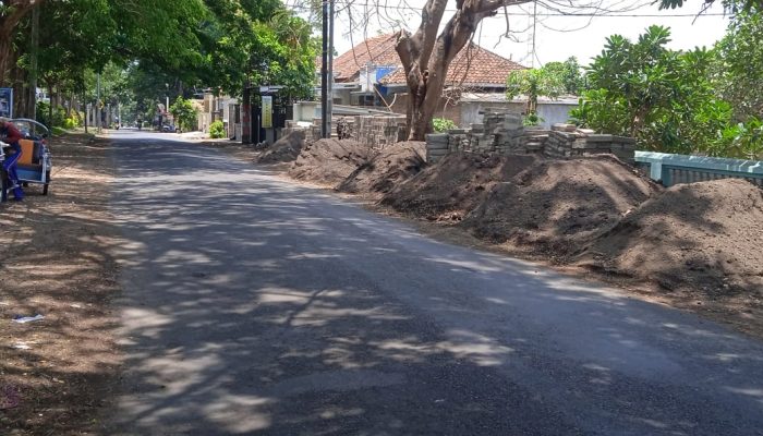 Akibat Tumpukan Material Pasir “Telah Terjadi Laka Tunggal” ( Mengancam Keselamatan Pengguna Jalan)