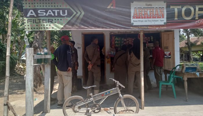 SatpolPP Bondowoso Menyisir Pertokoan Berantas Rokok Ilegal