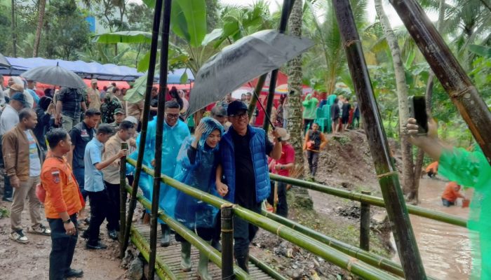 “Sepasang Kekasih” di Jembatan Baduy Kecil Pada Peringatan HKSN 2024