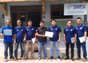 Ketua SMSI Bondowoso Serahkan Sertifikat UKW