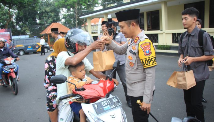 Masyarakat terkejut di kira Razia kepolisian ternyata Polres bagi Takjil Ramadhan