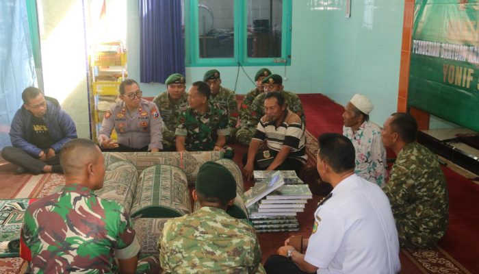 Wujud Kepedulian Yonif 514/SY berikan bantuan Karpet dan Al-Qur’an untuk Masjid Ibrohimi Kaligedang.