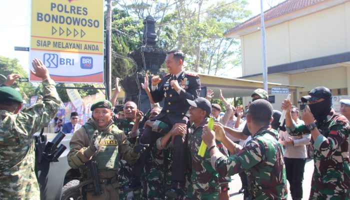 Bersenjata Lengkap, Prajurit Yonif Raider 514 beri kejutan di Polres Bondowoso